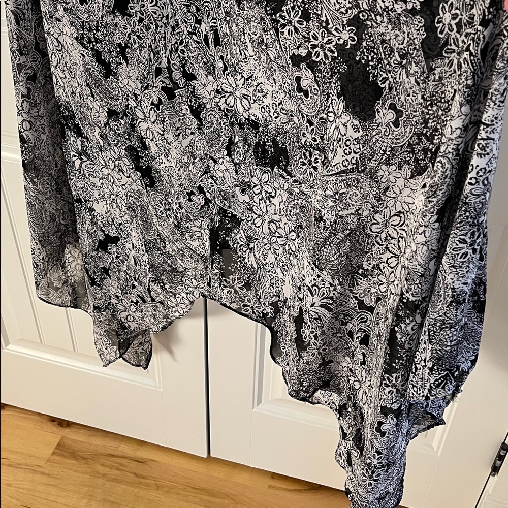 Emma & Michele Black & White Floral Asymmetrical Sleeveless Sun Dress Size 1X - Picture 5 of 6